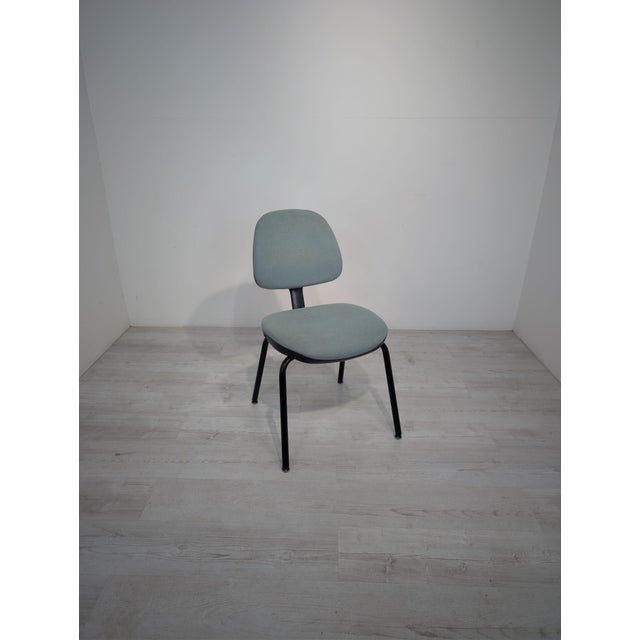 Dauphin Office/Conference Chair The chair shown in the photo is an ergonomic stationary (conference) chair whose seat...