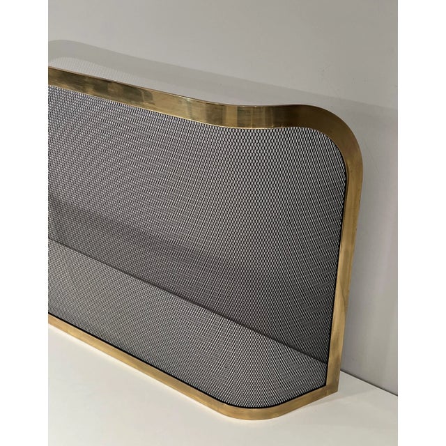 This beautiful curved fireplace screen is made of brass and wire mesh. It is a French work. Circa 1970.