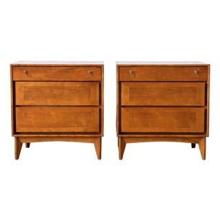 Pair of Mid-Century Modern Walnut Nightstands With Drawer Pulls, 1960s For Sale