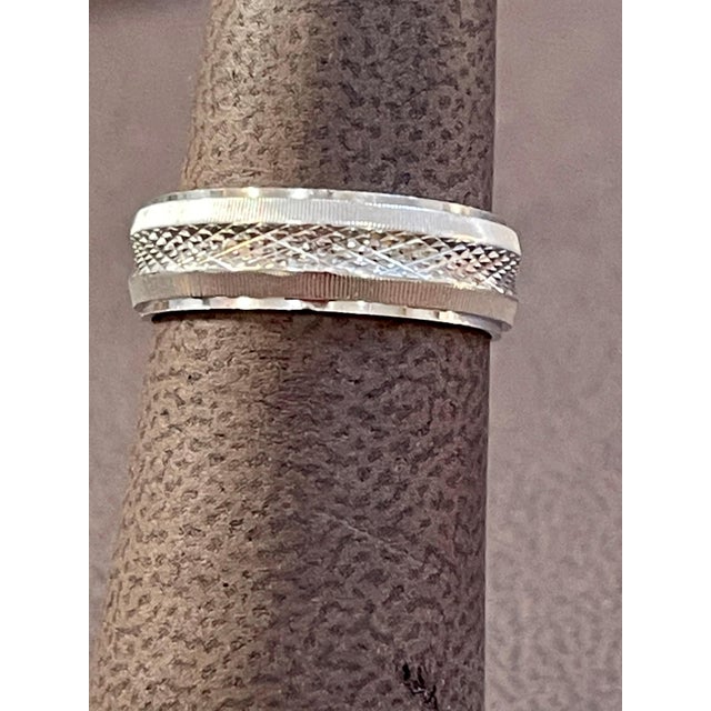 Metal 14 Karat White Gold Classic Wide Wedding Band With Design Ring, Unisex For Sale - Image 7 of 18