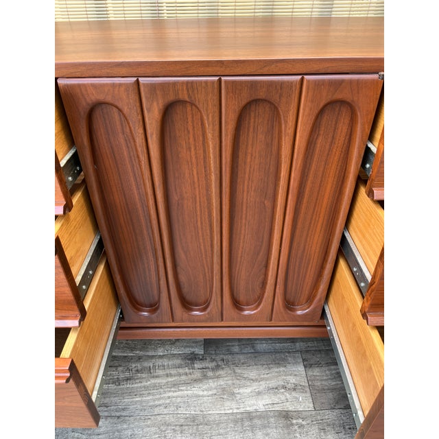 Newly Refinished Mid-Century Modern Sculptural 9-Drawers Dresser. Circa 1960s. For Sale - Image 11 of 18