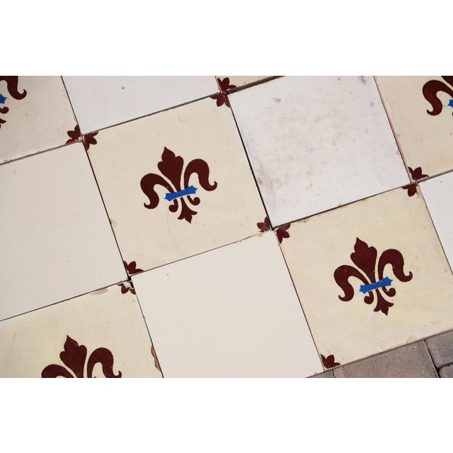 1900s Portuguese Fleur-De-Lis & Plain Antique White Large Antique Tiles Set of 32 For Sale - Image 15 of 18