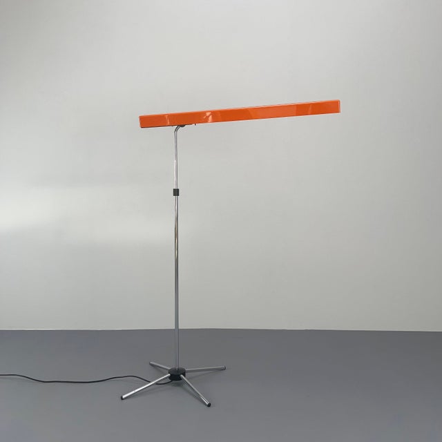 The light fixture can be flexibly adjusted both in height and via a ball joint. The light source has already been changed...