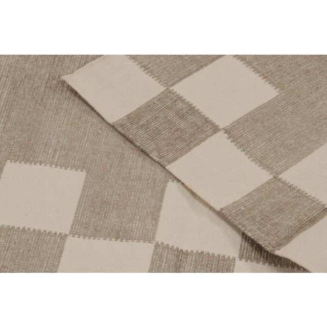 Textile Rug & Kilim’s Contemporary Dhurrie Rug in Taupe and Cream Geometric Pattern For Sale - Image 7 of 9
