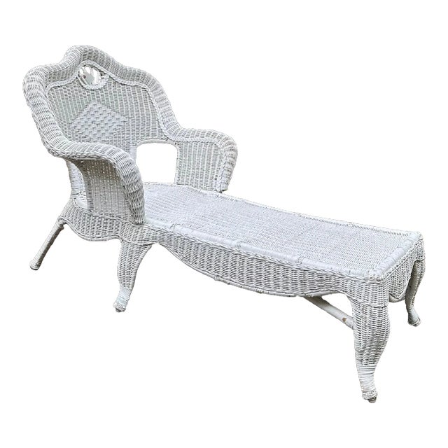 Early 20th Century Victorian White Wicker Rattan Chaise Lounge Chair For Sale