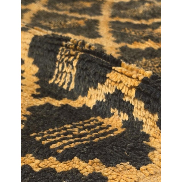 Vintage Taznakht Rug – Tribal Geometric Moroccan Carpet This vintage Taznakht rug features a striking geometric...