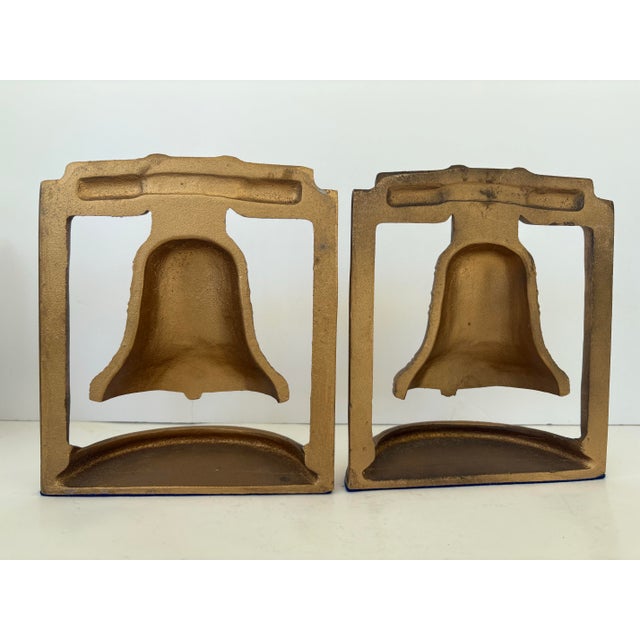 American Vintage Cast-Metal Liberty Bell Bookends – Heavy Cast Metal Pair With Blue Felt Base (Mid-20th Century) For Sale - Image 3 of 6