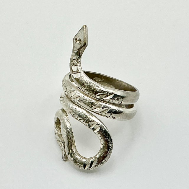 Platinum 1990s Vintage Southwestern Boho Chic Figurative Sterling Silver Snake Ring - Size 6 For Sale - Image 8 of 12