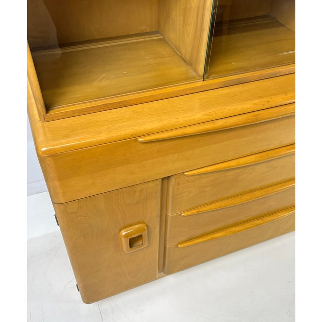 Heywood-Wakefield Mid-Century Modern Heywood-Wakefield Wheat "Encore" Solid Birch China Cabinet & Hutch – Model M593 (1952) For Sale - Image 4 of 18