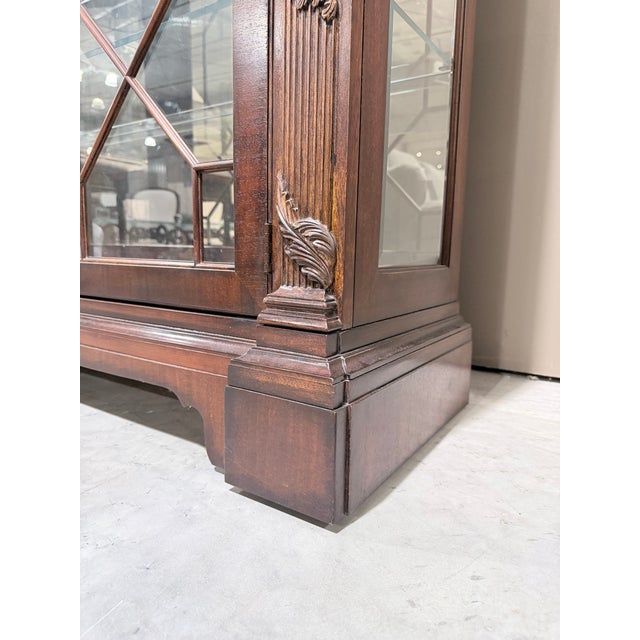 Late 20th Century Henredon Georgian Style Mahogany Display Curio Cabinet For Sale - Image 10 of 12