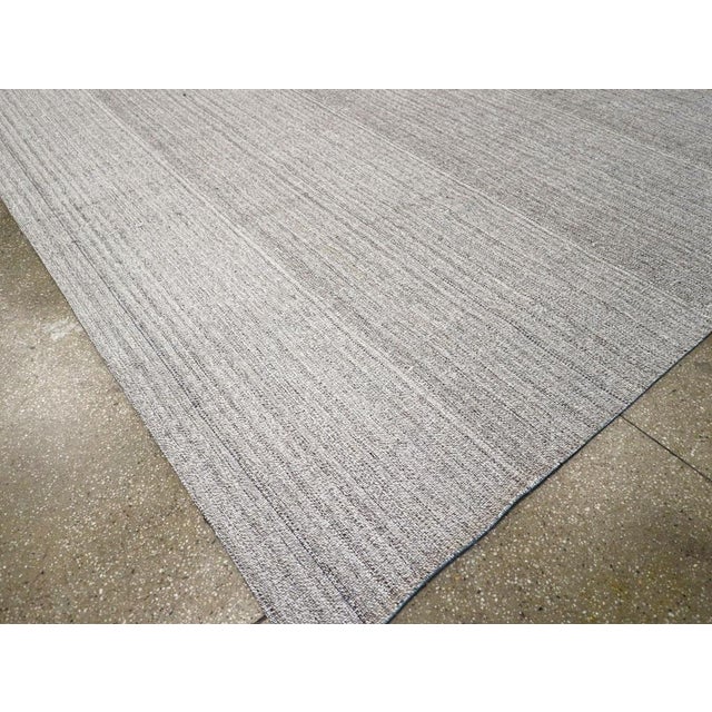 Galerie Shabab Collection Mid-20th Century Handmade Turkish Flatweave Kilim Room Size Carpet For Sale In New York - Image 6 of 8