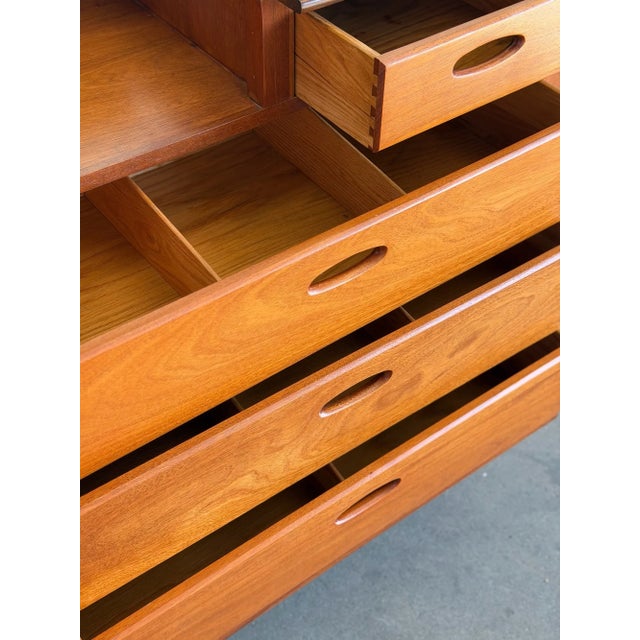 Vanity Dresser by Mount Airy Furniture For Sale - Image 18 of 18