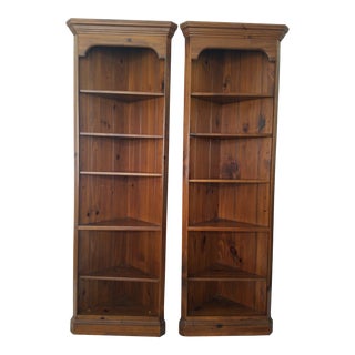 1980s Vintage Ethan Allen Colonial Pine Corner Bookshelves - a Pair For Sale
