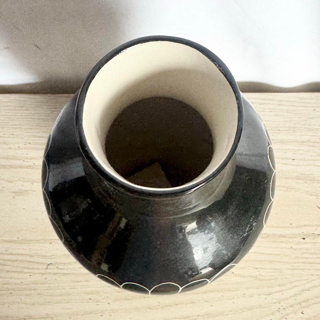 Postmodern Vintage 1989 Black & White Sgraffito Pottery Vase by the Curras Brothers For Sale - Image 3 of 8