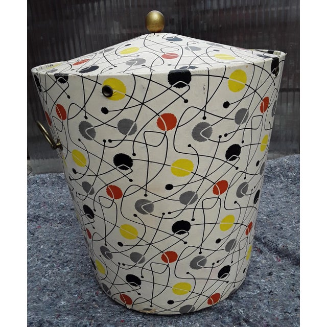 Vintage Laundry Chest, in Good conditions. Designed 1960 to 1969