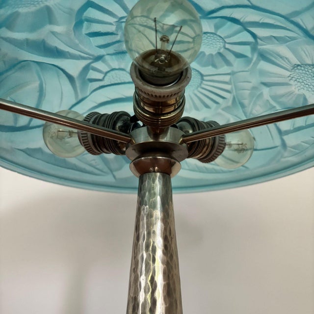 Metal Art Deco Table Lamp with Hammered Metal Base and Glass Shade from Verrerie d'Art Degué, France, 1920s For Sale - Image 7 of 11