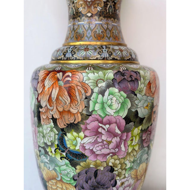 Pair of 1900s Chinese Traditional Cloisonné Vases For Sale - Image 4 of 5