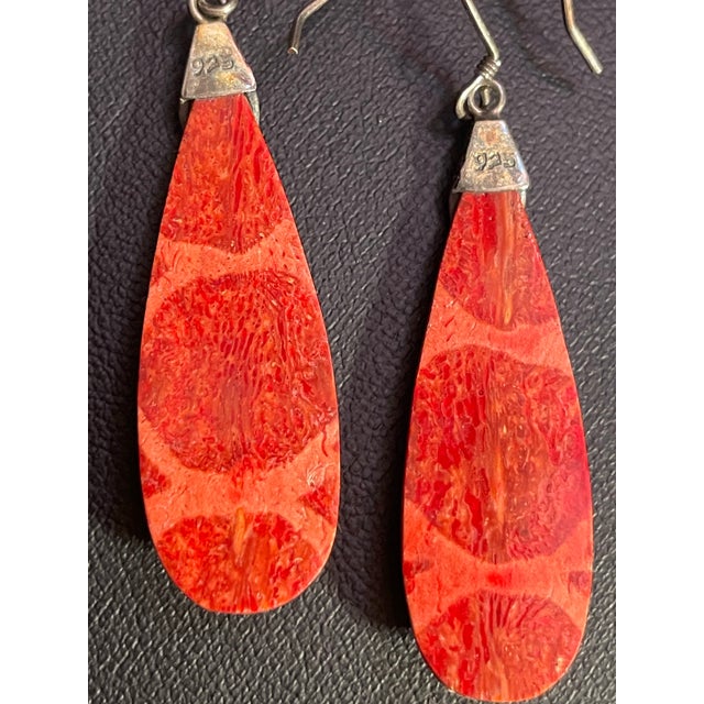 Native American 1970s Pair of Native American Style Spiny Oyster and Sterling Silver Earrings For Sale - Image 3 of 6