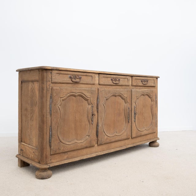 A beautiful antique oak sideboard dating from the 18th century, boasting elegant proportions and exceptionally robust...