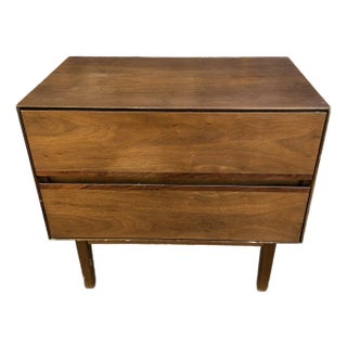 Mid 20th Century Royal American by Stanley for Distinctive Furniture Walnut Rosewood Nightstand For Sale