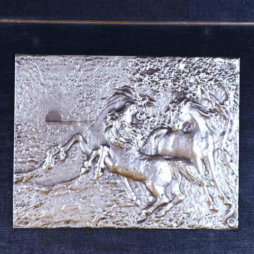 Item : this precious bas-relief made of 925 silver features a dynamic scene depicting horses in motion, evoking the power...