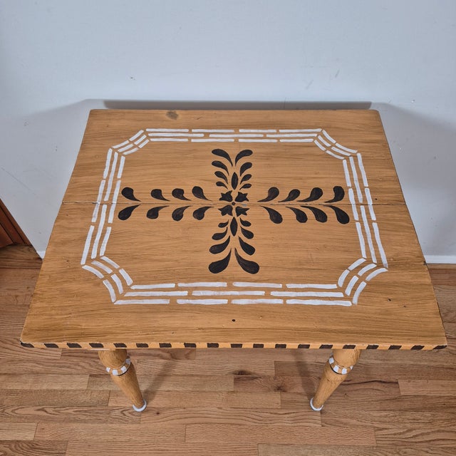 Early 20th Century Antique Rustic Hand Painted Mustard Yellow Black & White Tall Side End Table Work Table Small Desk W/ Turned Legs For Sale - Image 5 of 11
