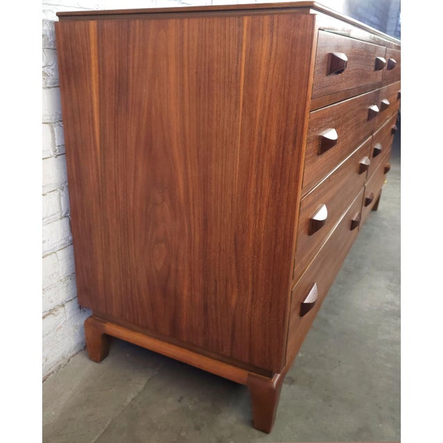1960s Elegant Restored Mid Century Modern Long Low 8 Drawer Dresser Hi-End Walnut For Sale - Image 9 of 16