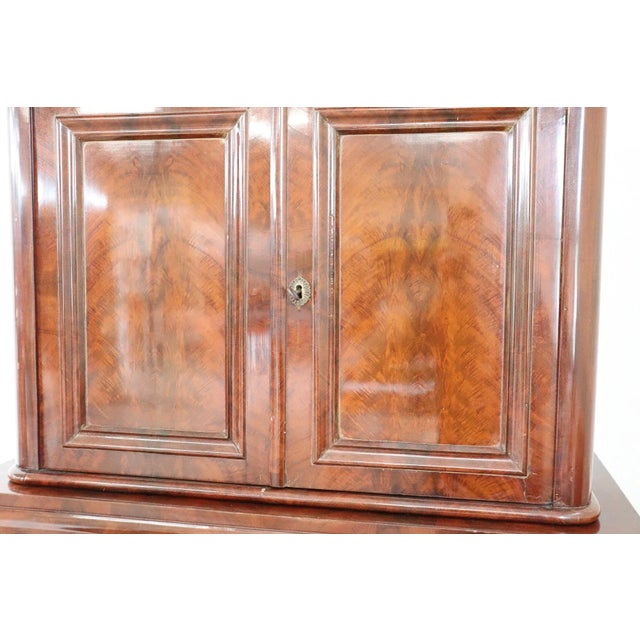 This elegant chest of drawers is made in precious mahogany wood. The front features five comfortable and spacious drawers...