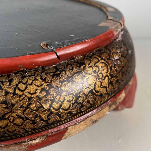 Japanese Edo Era Lacquered Display Stand, 18th Century For Sale - Image 5 of 15