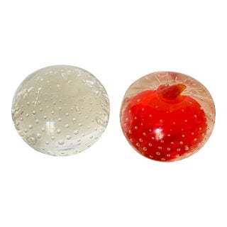 1960s Beautiful Contrast Controlled Bubbles Pair of Paperweights For Sale