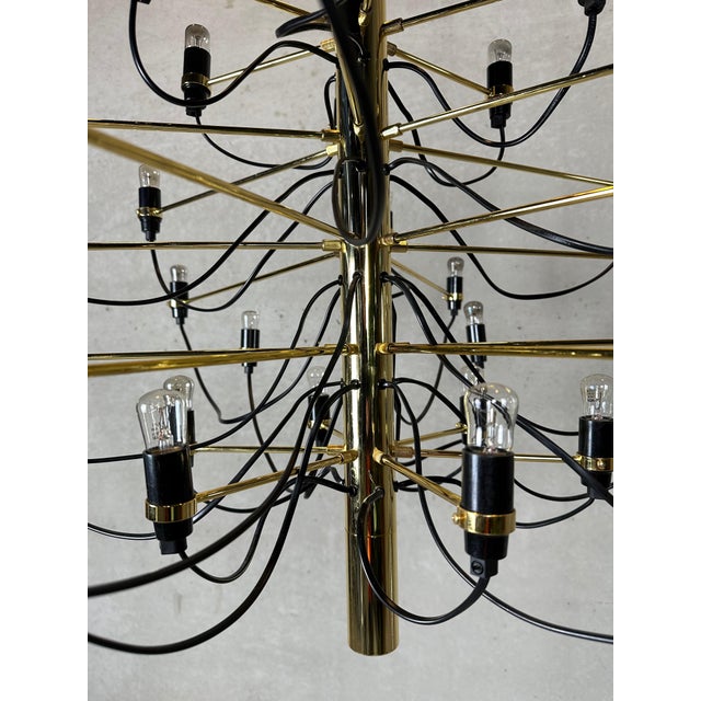 Gold 2097/30 Chandelier by Gino Sarfatti for Flos For Sale - Image 11 of 13