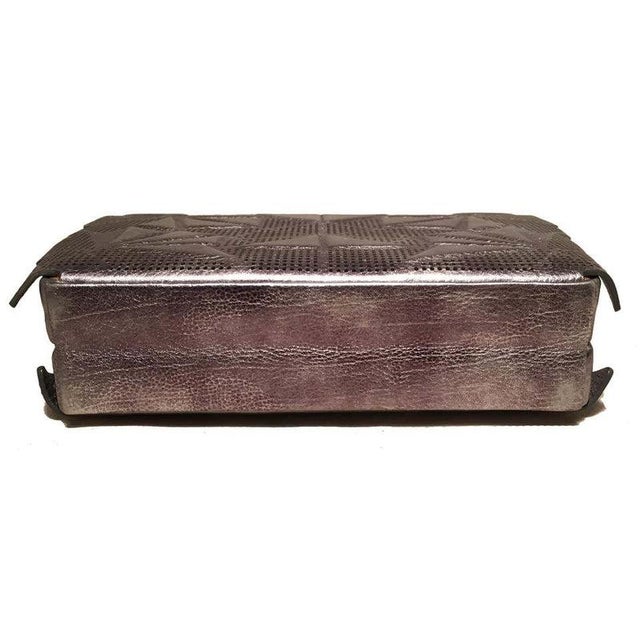Hermès Tonya Hawkes Silver Metallic Embossed and Laser Cut Leather Convertible Clutch For Sale - Image 4 of 7