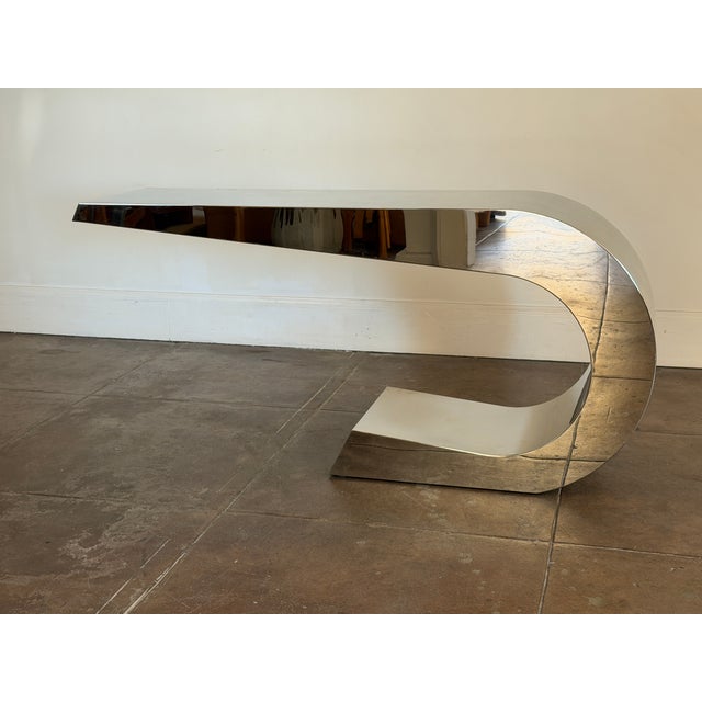 “Onda C” desk designed by Giancarlo Piretti, an iconic example of innovative Italian modern design. Characterized by its...