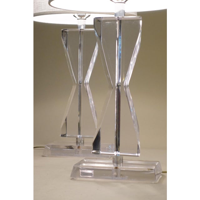 Transparent Matched Pair Xlarge Lucite Acrylic Astrolite Ritts Co. Geometric "Hourglass" Futuristic Modern Sculpture Table Lamps 1970's For Sale - Image 8 of 12