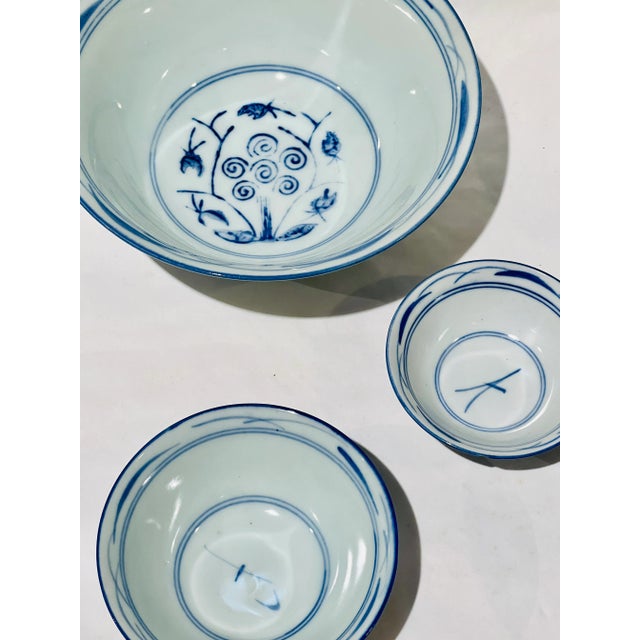 1980s Set of Five Vintage Blue and White Nesting Asian Serving Bowls For Sale - Image 5 of 10