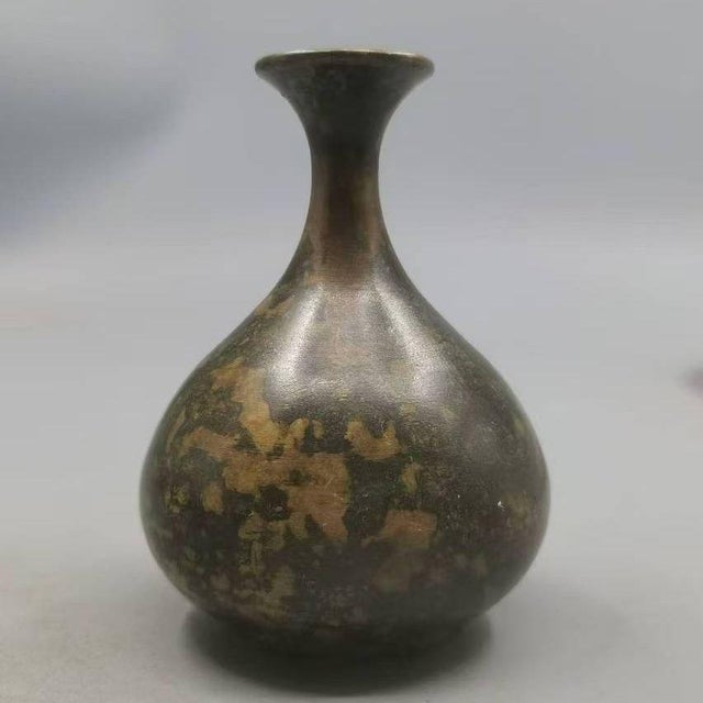 Embrace the beauty of imperfection with this charming vintage-style bronze vase. Featuring a classic Chinese "Pear" shape...