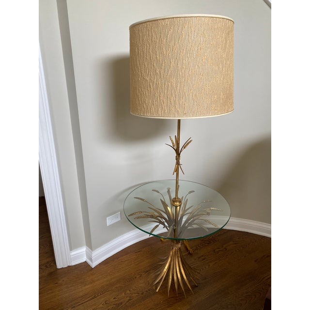 1950s Vintage Hollywood Regency Gilt Metal Wheat Sheaf Floor Lamp & Glass Top Side Table For Sale - Image 5 of 5