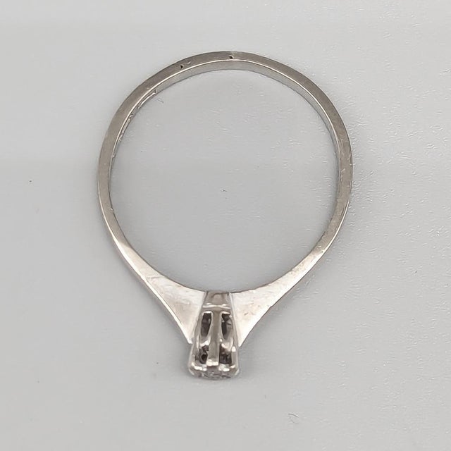 Ring, gold, solitaire ring, 18k, 2.4g, size: 17.5mm, good condition. Stamped: e10 jva (1979 juvelia atelje hb h & b...