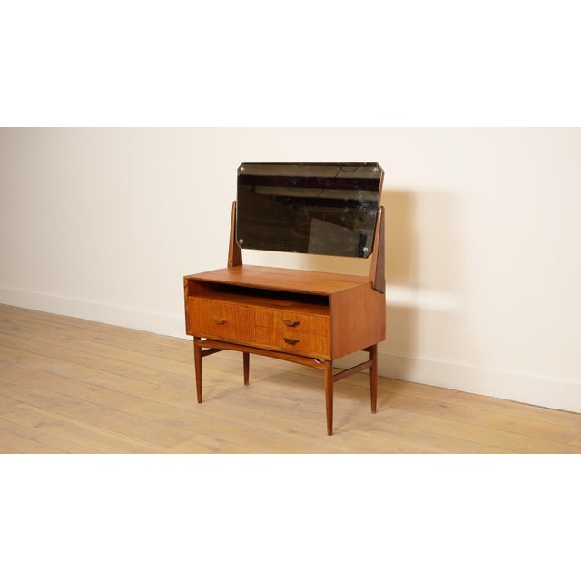 Looking for an eye-catcher in your bedroom or make-up room? This fantastic vintage dressing table is perfect for that! The...