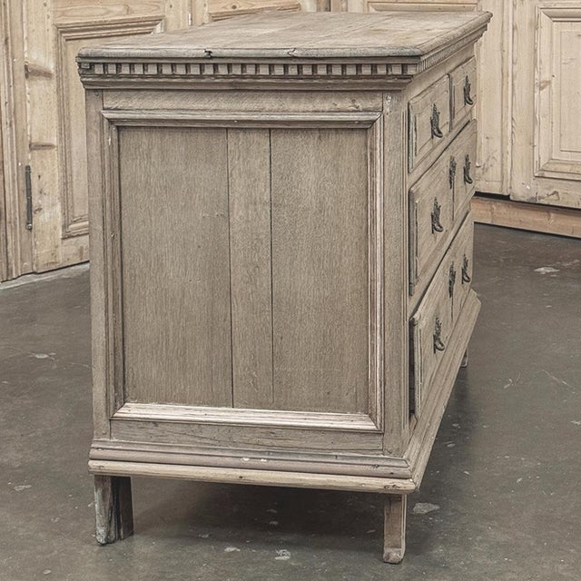 18th Century French Neoclassical Chest of Drawers in Stripped Oak For Sale - Image 17 of 18