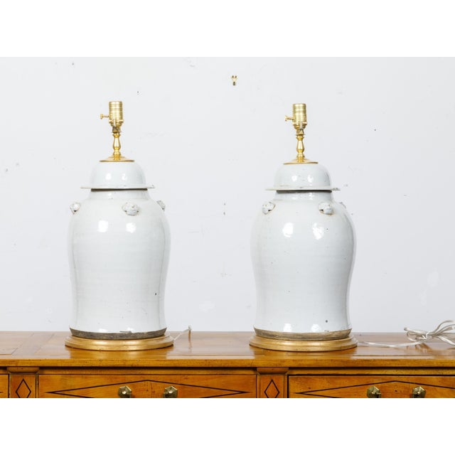 Early 21st Century Pair of White Porcelain Lidded Urns Table Lamps on Gilt Bases, US-Wired For Sale - Image 5 of 10