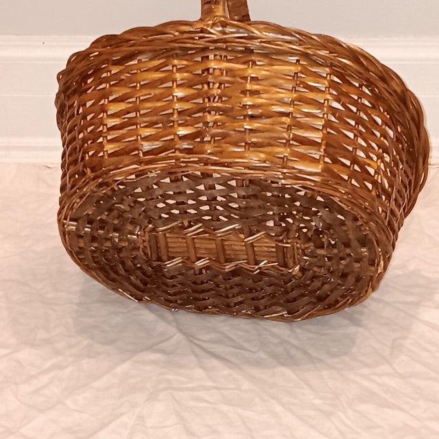 Wood Vintage Medium Oval French Style Hand Woven Natural Wicker Basket. For Sale - Image 7 of 9