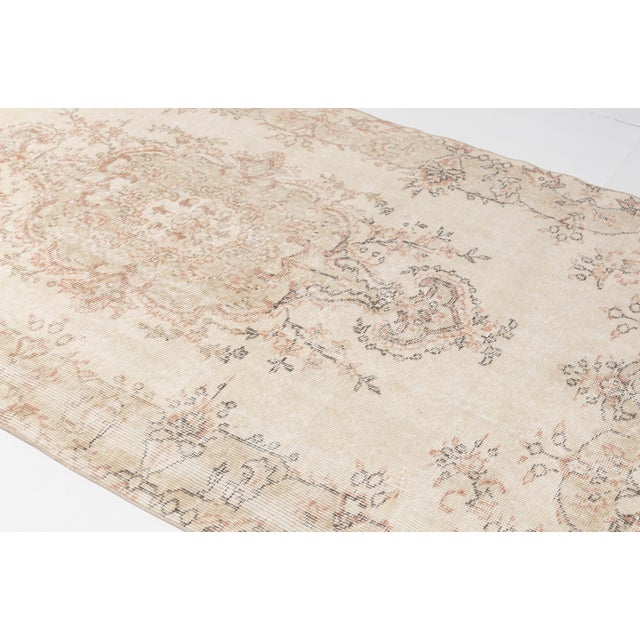 1960s 1960s Neutral Floral Medallion Rug For Sale - Image 5 of 10