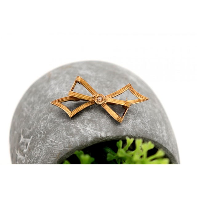 Gold and Silver Bow-Shaped Brooch, in Good conditions. Designed 1980 to 1989