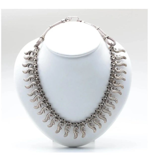 This is part of Chairish’s Jewelry assortment. A Vintage gorgeous sterling silver collar necklace with sterling dangles.....