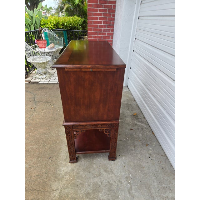 When furniture making was a art and quality was well known, this Hekman piece has all that. Great 6 drawer storage, open...