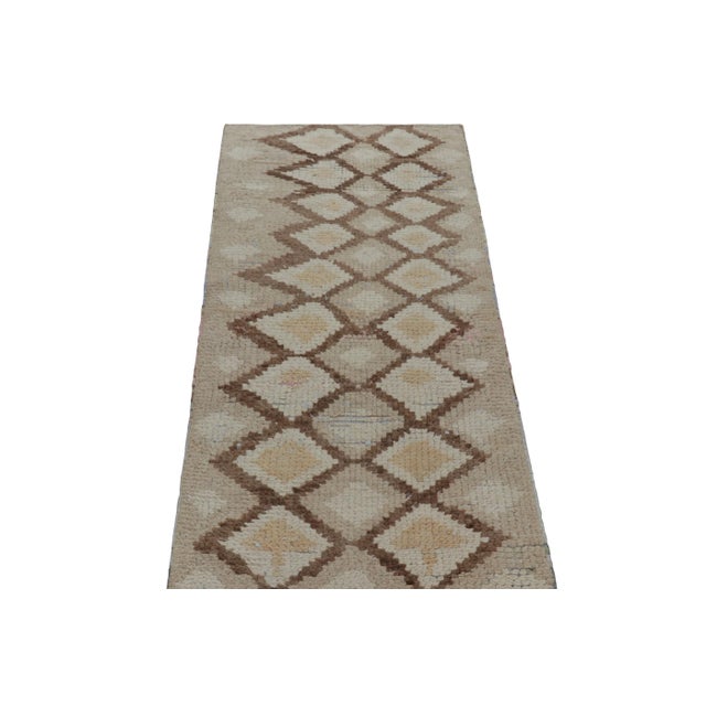 1950s Vintage Moroccan Runner Rug With Beige-Brown Diamond Lozenges | Rug & Kilim For Sale - Image 5 of 7