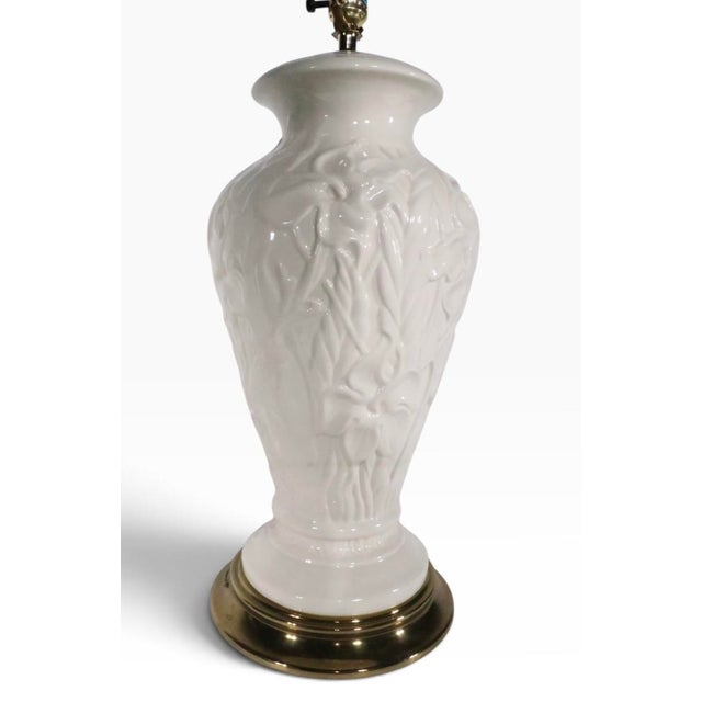 Late 20th Century Decorative White Ceramic Raised Foliate Design Table Lamp For Sale - Image 10 of 18