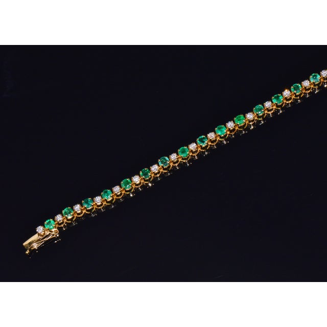 Late 20th Century Certified Natural 4.90Cts vs F Diamond Emerald 18k Solid Gold Tennis Bracelet For Sale - Image 11 of 16