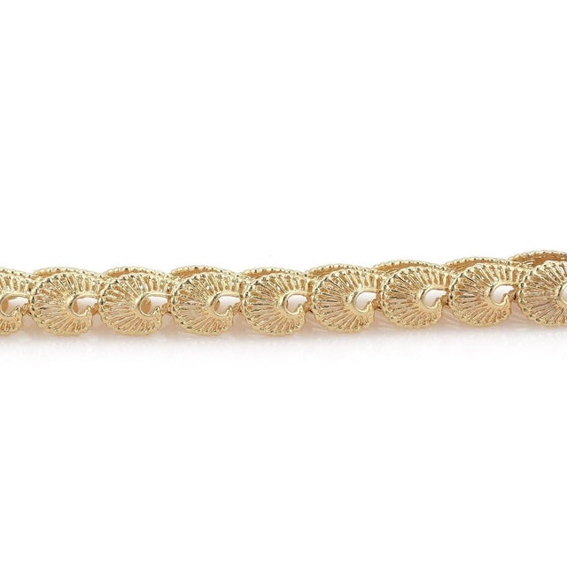 Mid 20th Century Fancy Open 15mm Wide 14k Yellow Gold Swirl Link Bracelet For Sale - Image 4 of 4